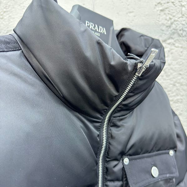 超話題!プラダ n級品 トライアングル ロゴ ナイロン ダウンジャケット pug84861